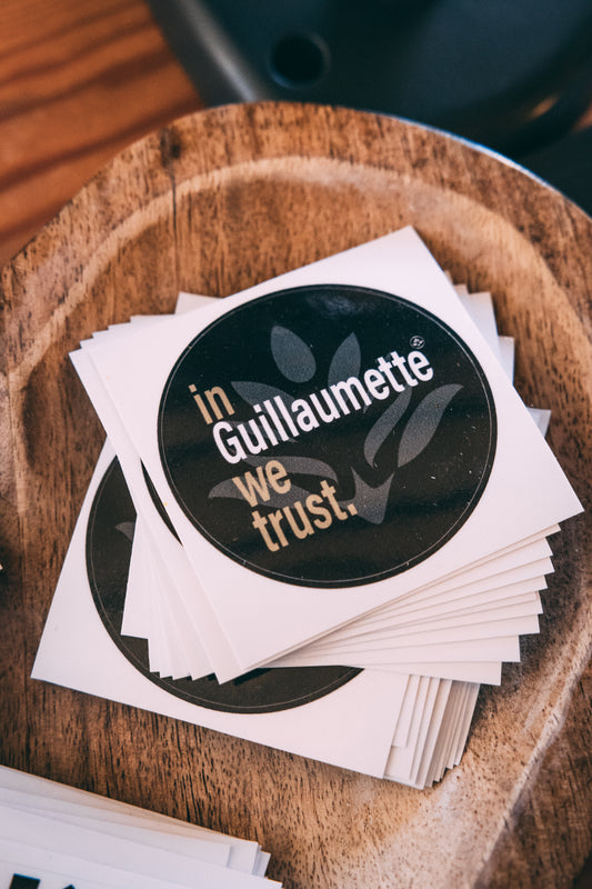 Exposition sur présentoir des stickers in Guillaumette we trust