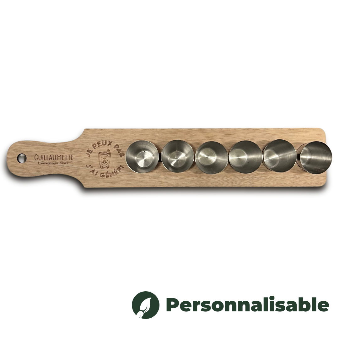 Présentation d'une planche à shot en bois gravée avec un message humoristique "Je peux pas j'ai génépi" et ses 6 verres en inox