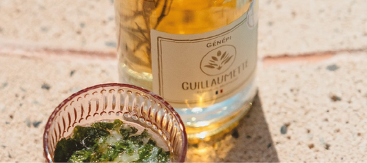 Comment déguster le génépi en été ? Cocktails et idées fraîches