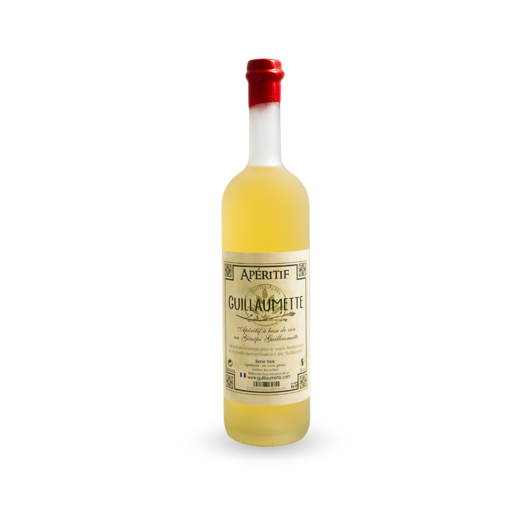 Bouteille de vin blanc apéritif au génépi en présentation sur fond blanc. Apéritif obtenu par macération des brins de génépi dans un vin blanc sec