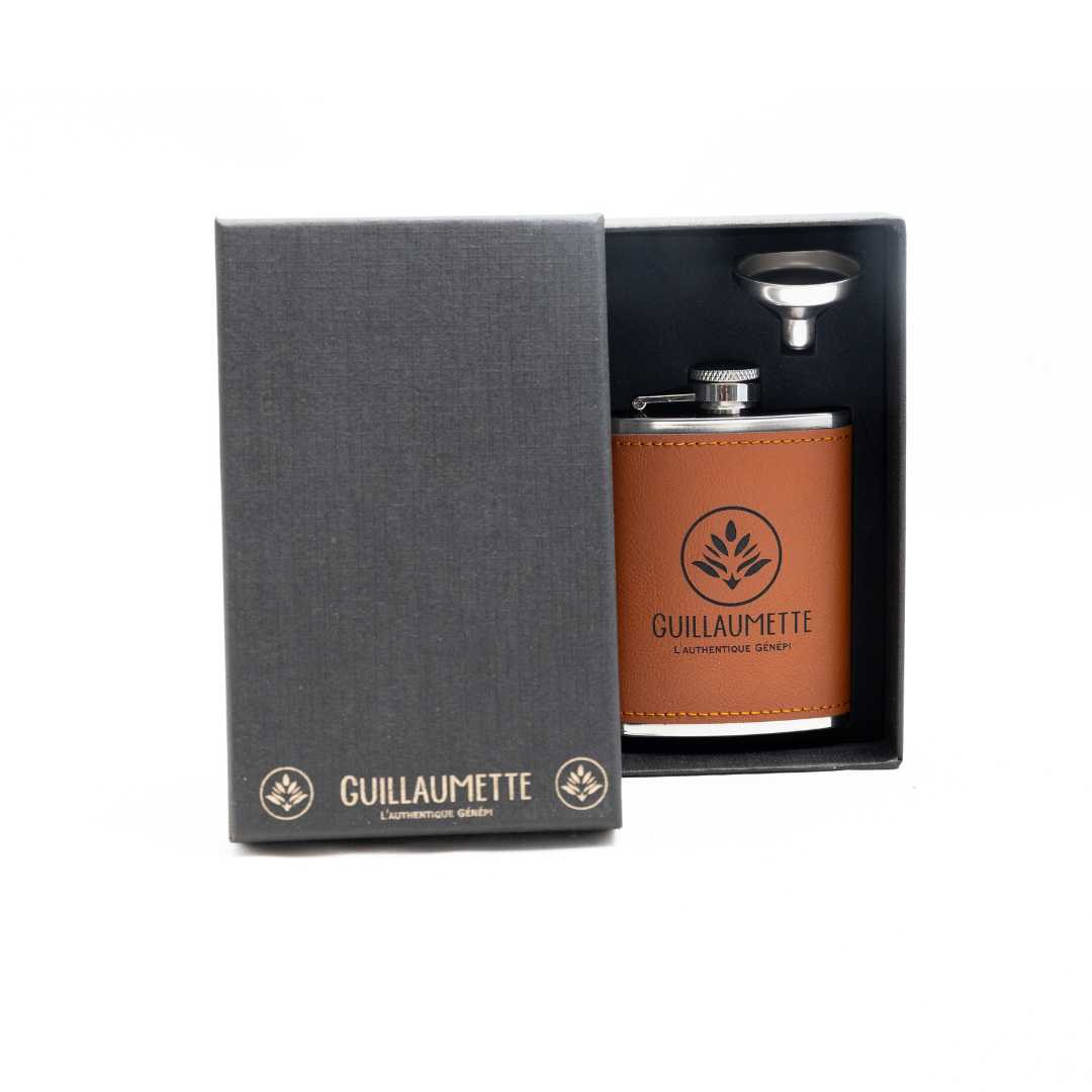 Coffret comprenant une Flasque en cuir de 10 cl contenant du génépi authentique Guillaumette, personnalisable, médaillée d’or au Concours Général Agricole 2024. Avec une entonnoir. 