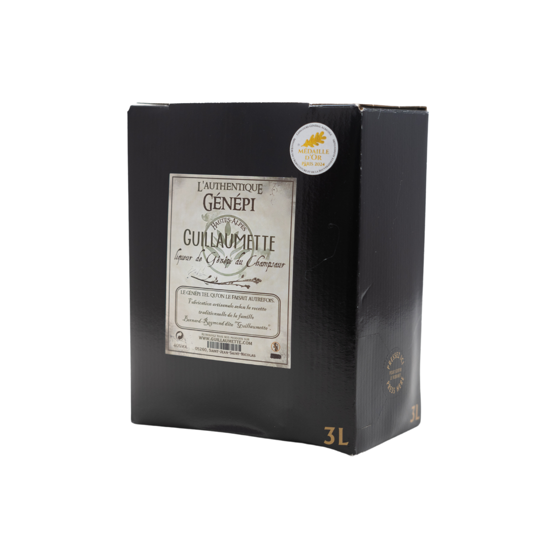 Vue en trois-quarts du cubi 3 litres de Génépi Authentique Guillaumette, médaille d’or 2024, étiquette rétro beige, 40% vol.