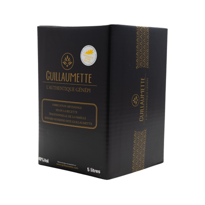 Vue en trois-quarts du cubi 5 litres de Génépi Authentique Guillaumette, médaille d’or 2024, étiquette rétro beige, 40% vol.
