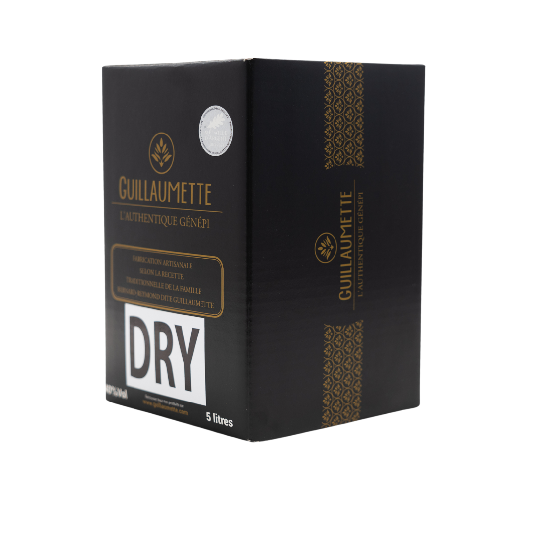 Vue de côté d’un cubi de 5 litres de Génépi Guillaumette Dry, médaille d’argent au Concours Général Agricole 2023.