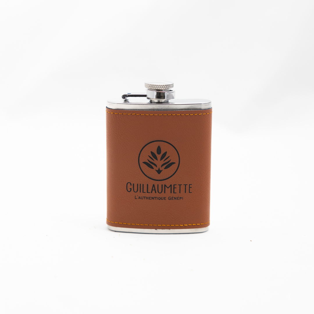 Flasque en cuir de 10 cl contenant du génépi authentique Guillaumette, personnalisable, médaillée d’or au Concours Général Agricole 2024.