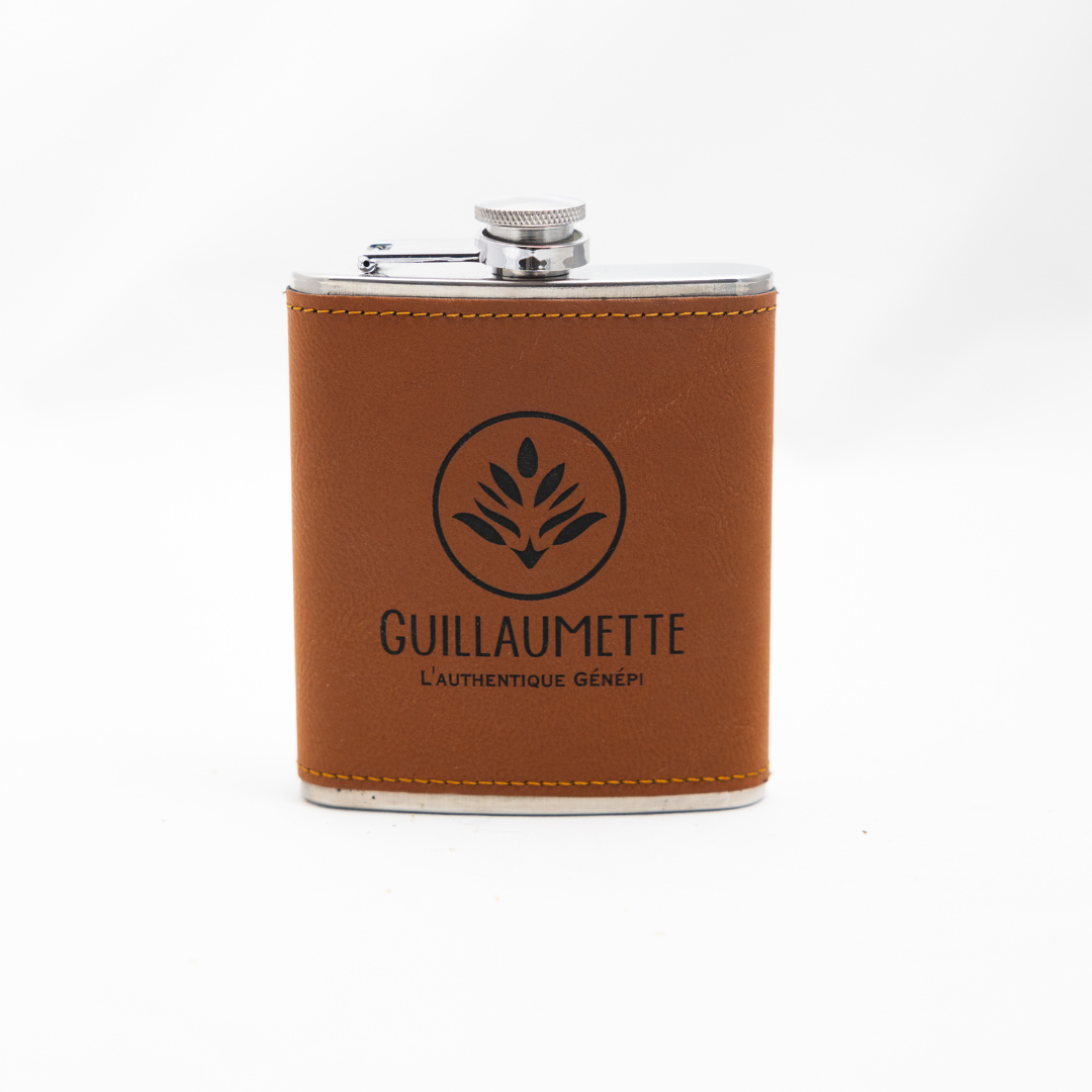 Flasque en cuir de 20 cl contenant du génépi authentique Guillaumette, personnalisable, médaillée d’or au Concours Général Agricole 2024.