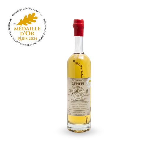 Bouteille de 70 cl de Génépi Authentique Guillaumette, cirée en rouge, étiquette vintage, fleur visible dans la liqueur, médaille d’or 2024