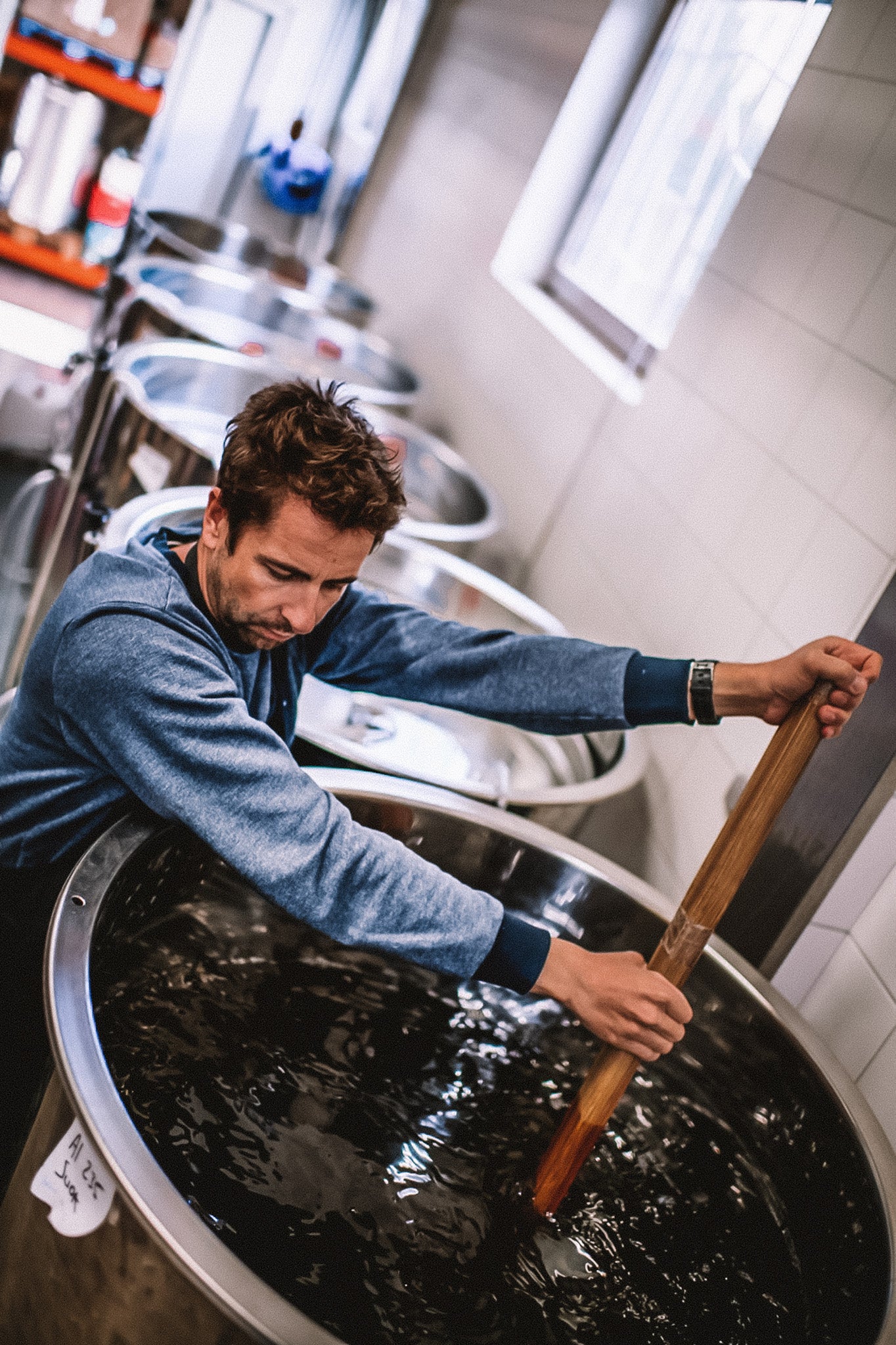 Brassage artisanal du génépi Guillaumette dans une cuve en inox, étape clé de la fabrication de la liqueur
