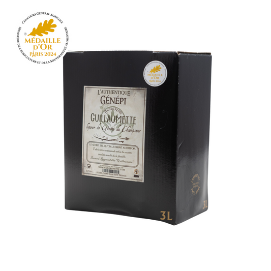 Vue en trois-quarts du cubi 3 litres de Génépi Authentique Guillaumette, médaille d’or 2024, étiquette rétro beige, 40% vol.
