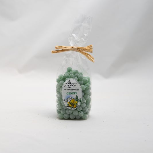 Sachet transparent de petites perles vertes au génépi, appelées perlettes, confectionnées par la Confiserie des Alpes, avec un nœud en raphia naturel.