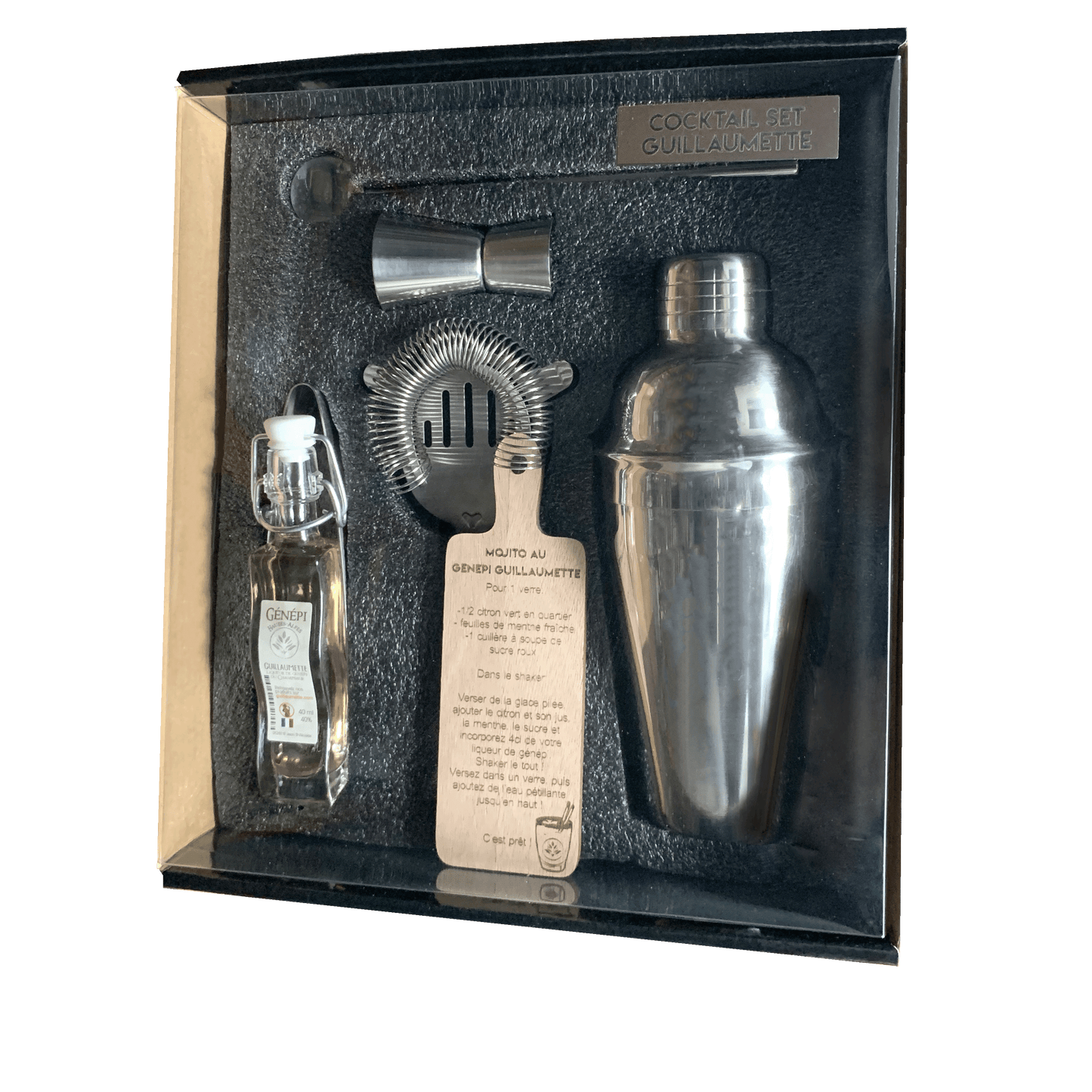 Set à cocktail Guillaumette comprenant une mignonette de 5cl de génépi artisanal, un shaker en inox, un doseur, un filtre et une cuillère, présenté dans un coffret prêt à l’emploi.