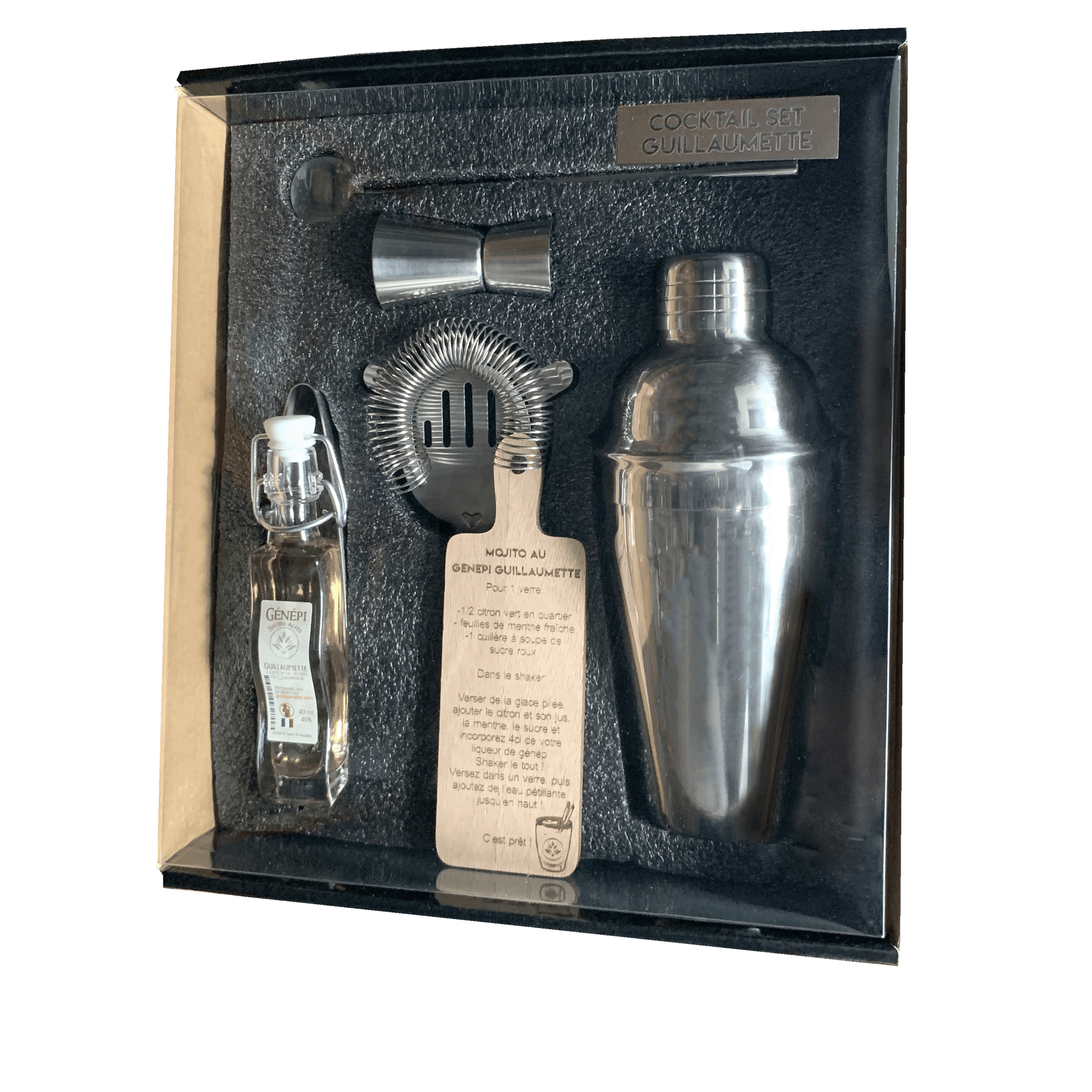Set à cocktail Guillaumette comprenant une mignonette de 5cl de génépi artisanal, un shaker en inox, un doseur, un filtre et une cuillère, présenté dans un coffret prêt à l’emploi.
