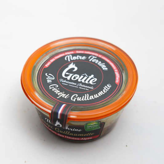 Vue du couvercle de la terrine artisanale Goûte au génépi Guillaumette, avec couvercle orange et étiquette noire.