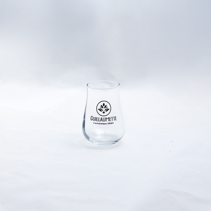 Verre à liqueur galbé transparent avec le logo Guillaumette et l’inscription « L’authentique Génépi », présenté sur fond blanc.