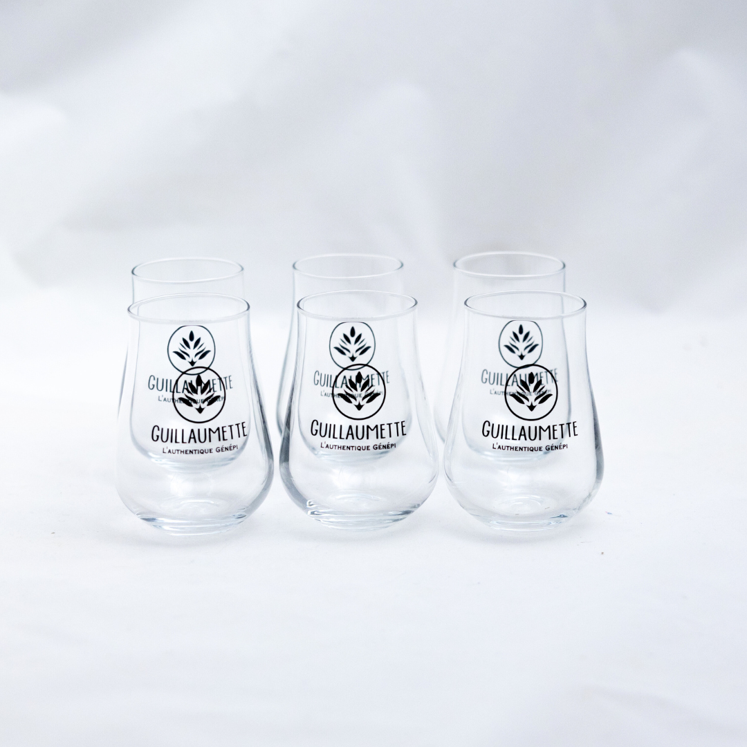 Lot de six verres à liqueur galbés en verre transparent, avec le logo Guillaumette et l’inscription « L’authentique Génépi », présentés sur fond blanc.