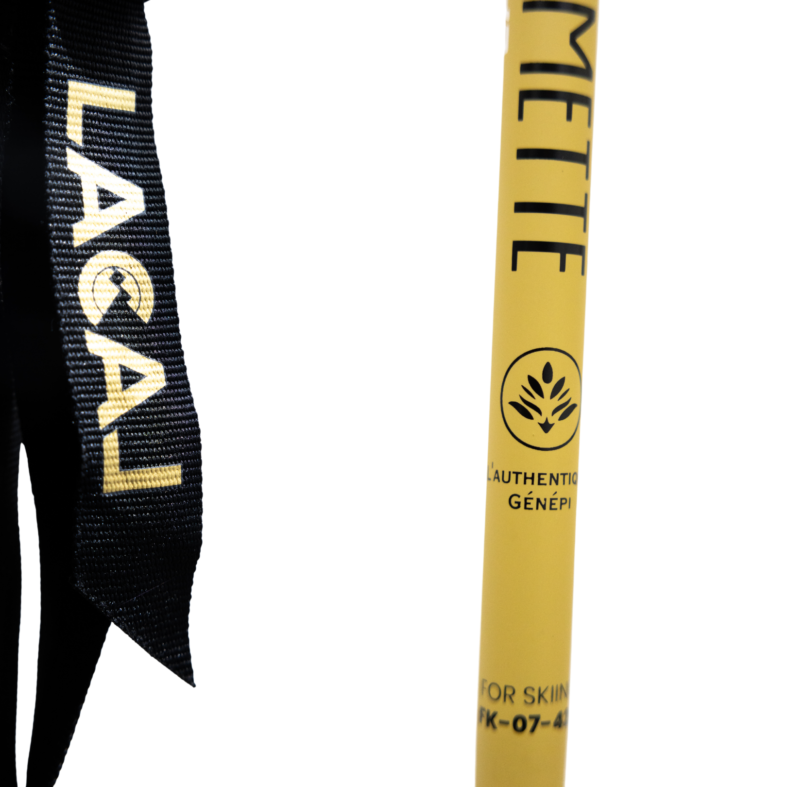 Zoom sur le bâton Lacal x Guillaumette montrant la dragonne avec le logo Lacal et le marquage "L’Authentique Génépi" sur le bâton.